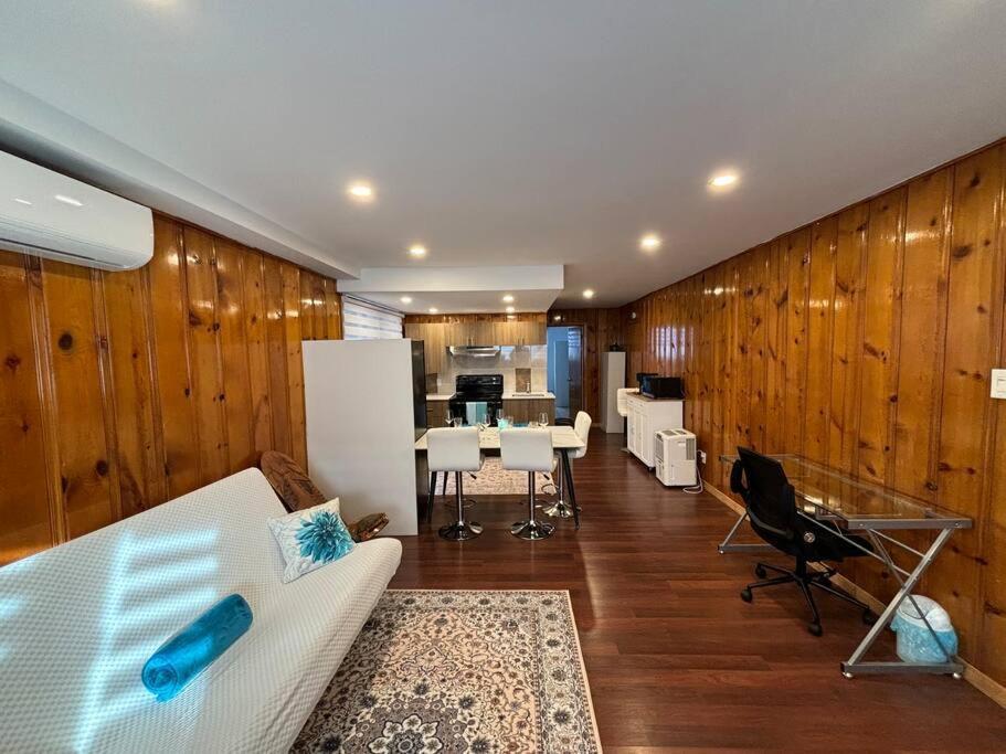 Cozy Spacious Work Friendly Lotus With Garden View High Speed Free Wi Fi And Parking Adjacent To Downtown Apartment Montreal